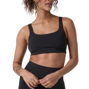 Vuori black sports bra medium